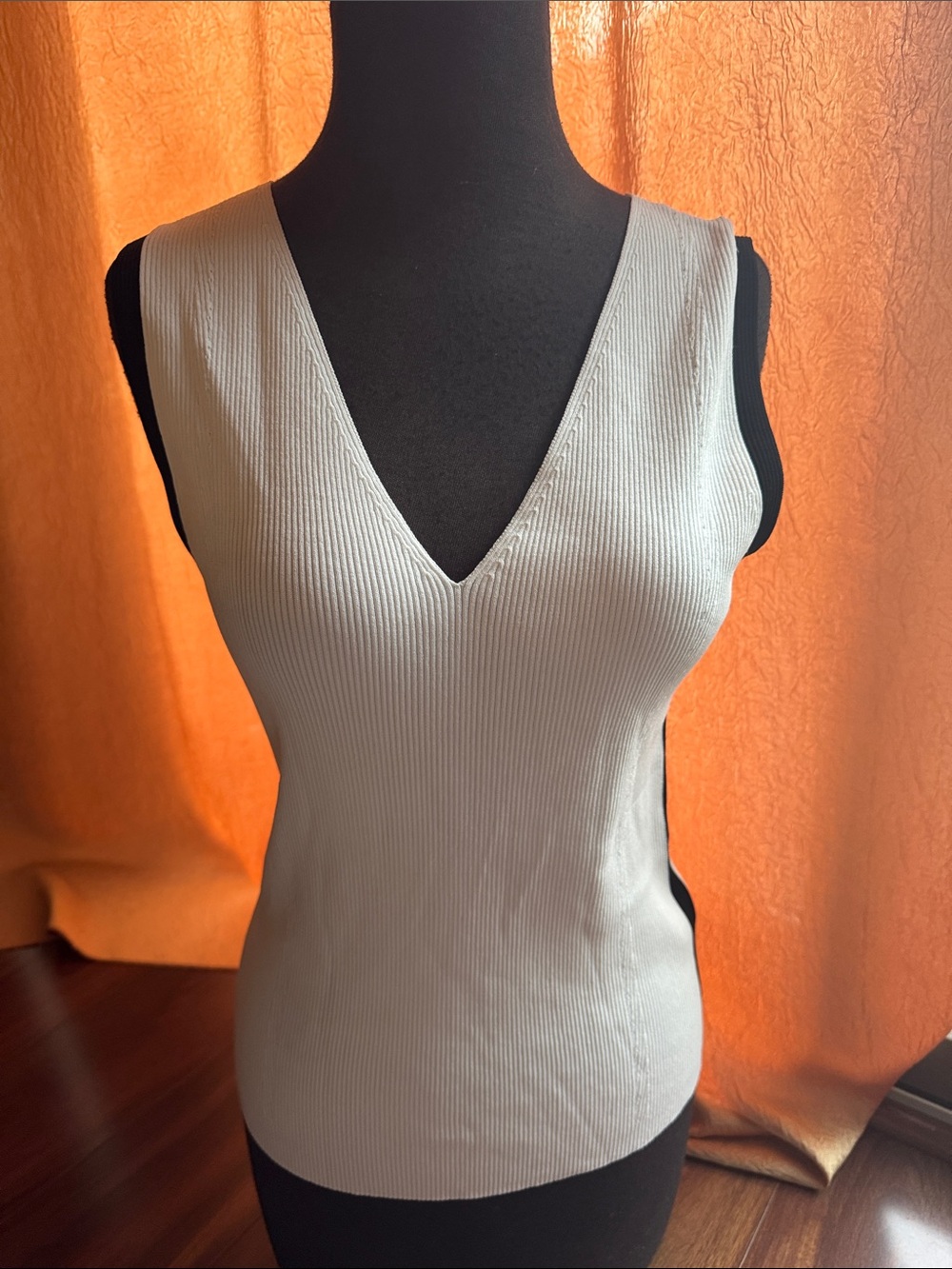 JULIO White Sleeveless V-Neck Rib Knit Tank Top Size G or US Large